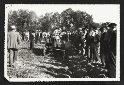 Ferme test de Guiron dans les années 1950. Agriculture mécanique : présentation des tracteurs